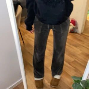 Juicy couture byxor  - Jätte sköna och snygga mörk gråa juicy byxor, storlek S, tyvärr har ena av silver grejen på banden ramlat annars är de inga andra fel köpte på Nelly 500+frakt 