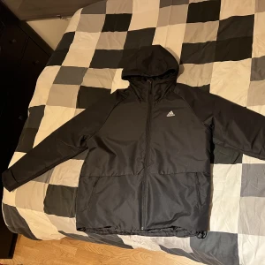 Adidas jacka - Knappt använd men den är som ny. De ba att skriva för flera bilder eller frågor. Storlek XL men passar L också och säljer för 600kr, pris kan diskuteras. Nypris är 1400kr