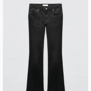 Lågmidjade bootcut jeans zara - Svarta lågmidjade bootcut jeans ifrån zara, nästan helt nya. Storlek 34 💓Endast kvar i de stora storlekarna på hemsidan.