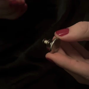 Waist by Waste - byxknapp  - Säljer Byxknappar som är sy-fria och gör så att du kan justera storleken i midjan. Om du tex har förstora byxor eller utökad jeans i midjan kan du använda denna byxknapp. Det är jag och två andra som driver uf-företaget Waist by Waste UF.