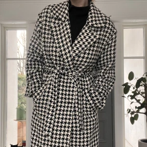 Svart/vit kappa - En hundkexmönstrad kappa från Gina Tricot i storlek 40.🖤🖤 Köpt förra året och använd ett par gånger i nyskick. Köpt för 1100. 