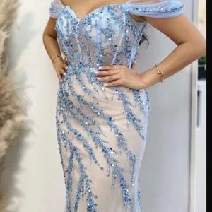 Klänning  - Använts i några timmar:)