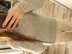 Stickad tröja - En grå stickad tröja med olika detaljer. Den är ifrån Vera Moda och som nu