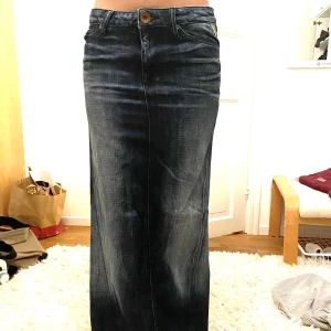 Lång jeanskjol - En superfin lång jeanskjol!! Köpt precis men inte alls använd då den ör för liten :(   Skriv gärna för mer info eller bilder💕💕 ( midjemått: 79cm, längd: 92cm)