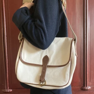 Brandy Melville väska  - Jättefin Brandy Melville väska köpt för 500kr, helt oanvänd, jättefint skick! ❤️Frakt tillkommer 