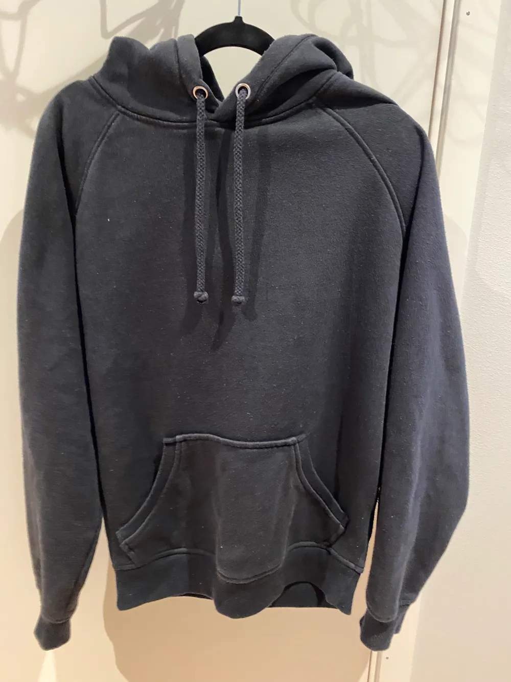 Säljer denna snygga svarta hoodie. Den är använd en del men fortfarande i bra skick . Hoodies.