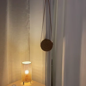 Väska - Väska  Man får inte plats med en mobil. ( iph 5-8 ) kanske funkar  