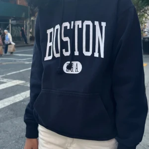 Brandy Melville hoodie - Säljer denna jättefina hoodien från brandy då den inte kommer till användning längre. Den är väldigt oversized med ett fint tryck på🌸Nypris 420kr.