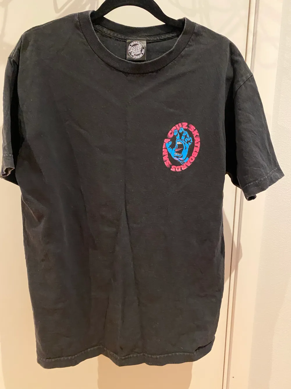 Säljer denna snygga santa cruz T-shirt då den tyvärr inte kommer till användning längre. Använd fåtal gånger, är i fint skick. T-shirts.