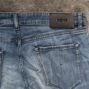 Hugo boss jeans - Köpte hugo boss jeansen för 1600kr, dom är i bra skick. Har använt dom i cirka 4 månader. Säljer pga att dom inte kommer till användning längre. Skriv för fler bilder. Buda pris, startpris: 750kr köp nu: 999kr 