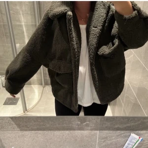 Teddyjacka  - Såå fin Teddy kappa som är köpt här på plick för någon månad sen men är ursprungligen från Zara. Är använd ett fåtal gånger. Första bilden är lånad, skriv får fler bilder eller om du har några frågor🥰😊