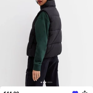 Svart väst new look - svart väst från new look. helt ny och oanvänd. Storlek S. pris 490 SEK, mitt pris 140