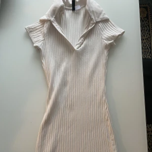 H&M klänning - En minimalistisk vit klänning från H&M, kan bäras med nästan vad som helst och är en bra bas för din garderob.  Den har dock en lite synlig fläck om man tittar nära. Som kompensation för det gjorde jag priset billigare.  Köpare står för leverans. 💕💕