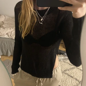 Stickad tröja  - Svart genomskinlig stickad tröja med slits! Passar mig som har S, betalning sker via swish🥰