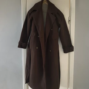 Brun vinterkappa - Jättevarm vinterkappa inköpt på new yorker. Helt oanvänd. Saknar en knapp (se bild två). Nypris 699kr. 