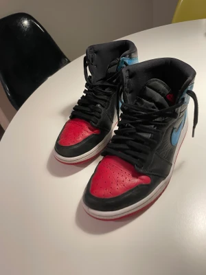 Jordan one Jordan 1 Retro High NC to Chi Leather - Dem är storlek 43. Dem är 7/10 i skick  Jag har tyvärr inte lådan
