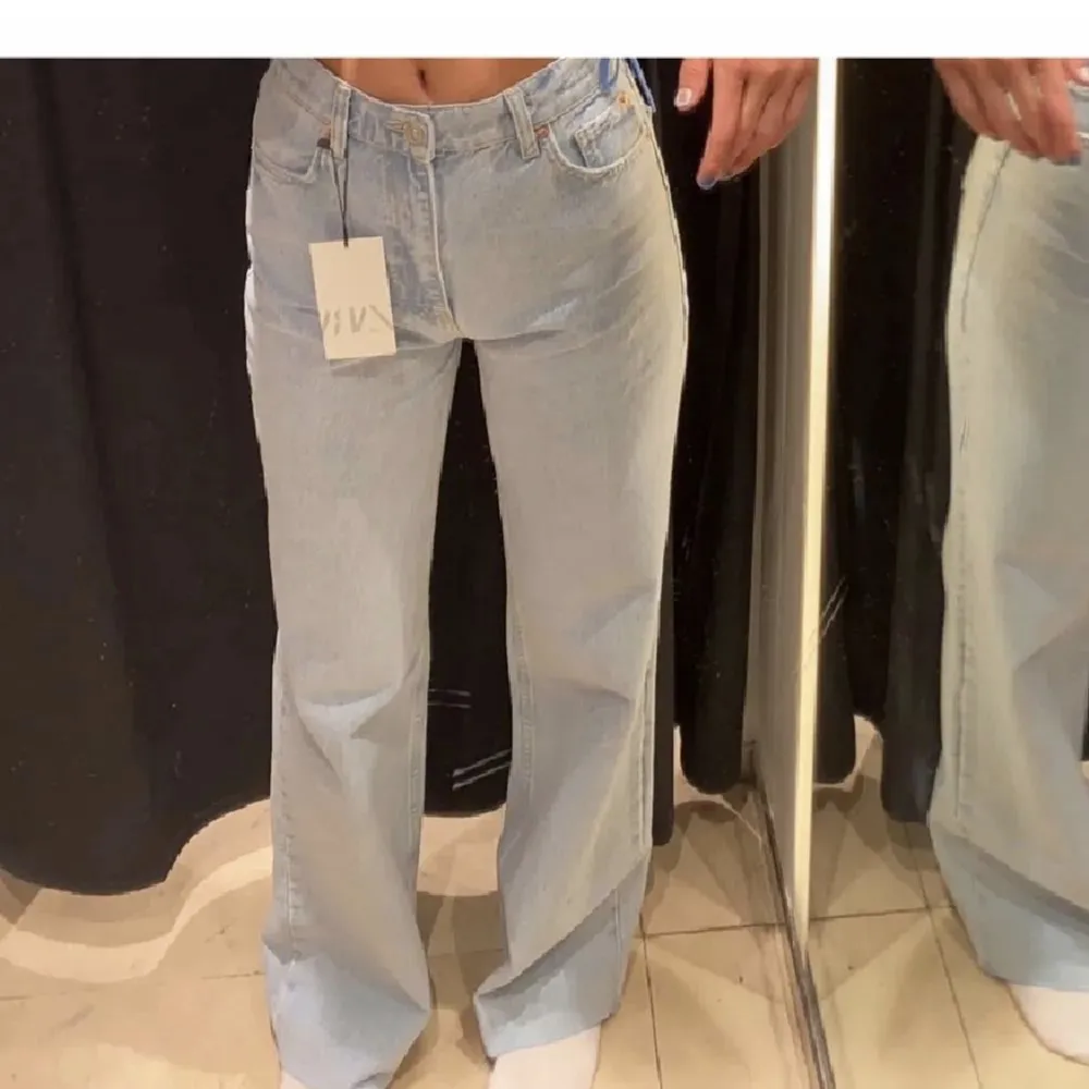 Ljusblå raka jeans från Zara, nyskick!! Stl 32, passar även 34 skulle jag säga! . Jeans & Byxor.