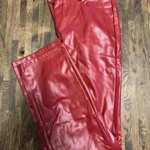 Röda skinnbyxor - Röda skinnbyxor. Aldrig används 