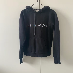 Friends Hoodie - En svart ”Friends” hoodie från H&M. I fint skick. Lite nopprig. För mått eller fler bilder kontakta mig :)