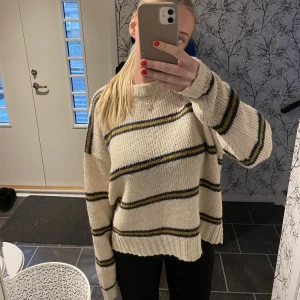  Stickad tröja  - Randig stickad tröja