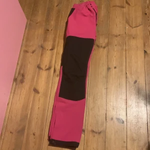 Dom är nya bra att använda när det är kallt  - Jag säljer dom här i stolek 146