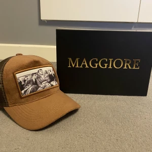 Maggiore keps - Säljer min bruna maggiore keps (s2 c4). Kepsen är i nyskick och har bara använts några gånger. Box och påse tillkommer. 