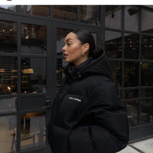 Jacka från Daily paper  - Jacka i strl XL men jag är i vanliga fall xs-s tog en större för mer oversized look men passar även någon som är XL om man vill ha den lite mer tight. 