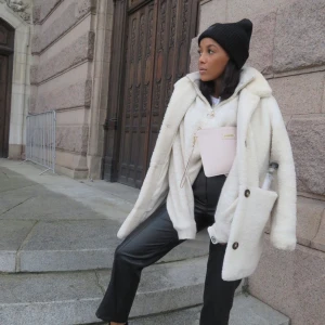 Teddy kappa från Zara - En jacka i Teddy från zara barn. Passar mig som är en xs/s. Tror Stl är 164