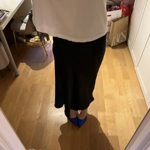 Lågmidjad satin kjol - Superfin svart satin kjol från Zara! Funkar att ha både lågmidjad och högmidjat! (Frakt tillkommer - 66kr)