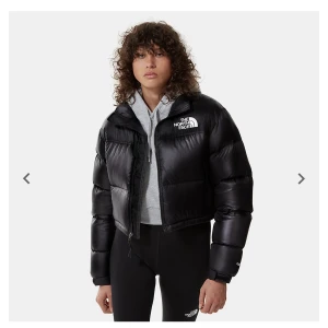 North Face Nuptse Jacket - Säljer min North Face jacka som jag haft ca år då jag inte anväbder den längre. Storlekenn är i M och den har inga defekter. Orginal priset ligger på 3 299. Priset kan diskuteras