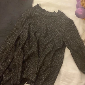 Nyårs tröja - Säljer pga att jag inte har en outfit till den❤️och har redan en sån tröja. Storlek 152 men funkar på mig dom har xs och funkar på min syrra som har S
