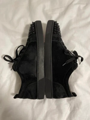 Christian Louboutin  - Tja säljer mina loobs i fint skick! All og följer med förutom boxen! Storlek 41 men sitter som 42