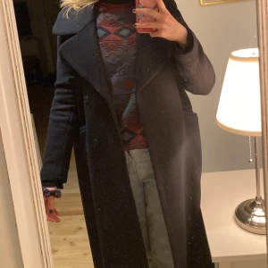 Kappa - Säljer en riktigt fin kappa från H&M i storlek 32. Obs mycket lång! 🧥 Mörkblå