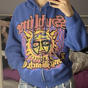 Hoodie med tryck - Jätte skön och bra material. Är storlek XXS men passar mig med S skulle även passa lite större