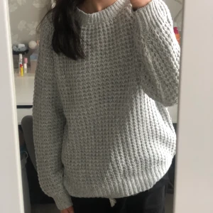 Stickad Tröja - Grå stickad tröja från Lager 157 i strl XS. Köpt för något år sedan och har de senaste månaderna bara legat i garderoben. Välanvänd men i mycket gott skick! Köparen står för frakten😊