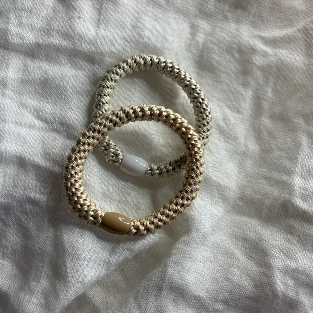 2 st Kknekki liknande armband för 15kr st ( sny pris 20kr st)  En klämma för 10kr❤️ De är knappt använda. Accessoarer.