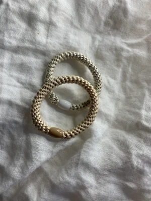 Assessorer⚡️ - 2 st Kknekki liknande armband för 15kr st ( sny pris 20kr st)  En klämma för 10kr❤️ De är knappt använda