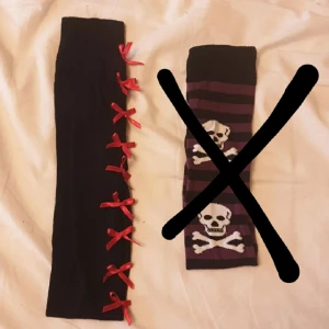 Knästrupmor - Helt oandvända knästrumpor. Båda köpta på bluefox. Ett par svarta och lilarandiga med dödsskallar på och ett par svarta med röda rosetter på. Köp båda för 15 kronor eller ett par för 10 kronor (fraktpris kan skilja då jag postar med frimärken) ♡