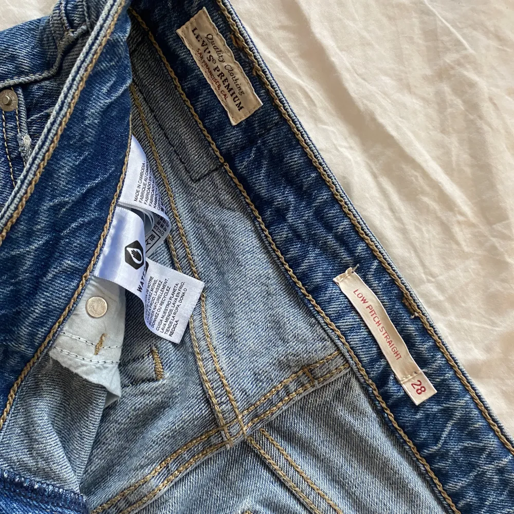 Detta är ett par Levi’s jeans i storlek W28 L33, passar bra på mig som vanligtvis har storlek s/m.  Köpta i somras i Belgien för 1100kr och är fortfarande i mycket bra skick.  Har ni frågor eller vill se fler bilder är det bara att kontakta mig✨. Jeans & Byxor.