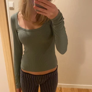 Grön långärmad  - Super fin långärmad tröja, sitter perfekt, är väldigt stretchig, väldigt bra basplagg😋