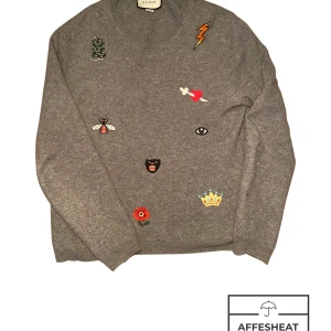 Gucci  - Gucci cashmere sweater  Cond: 6-7/10, söm lossnat till necktag Storlek: Passar S/M Bud: 1000:- Bin: 1300:- ink frakt Tror nypris ligger nånstans runt 11000:-  Dm för fler bilder Säljes även på min instagram ; Affesheat