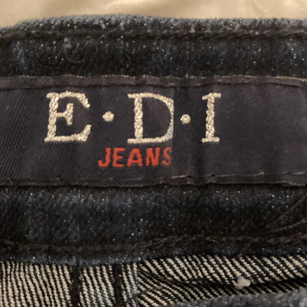 EDI 2000’s jeans i jätte bra skick lågmidjade med hjärt paljetter på bakfickorna st:s . Jeans & Byxor.