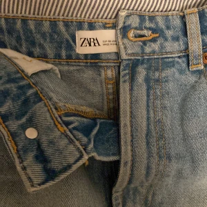 short - så snygga jeansshorts!! slitningarna är lite lite mer slitna men inget som märks. går att ha mer midwaust om man vill! frakten är inte inkluderad i priset