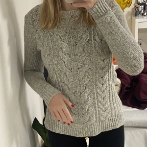 Stickad tröja - Superfin stickad tröja från Ralph Lauren som inte säljs längre. Stretchigt material, storlek xs men passar även xs🥰 Endast använd ett fåtal gånger! Superskön och inte stickig