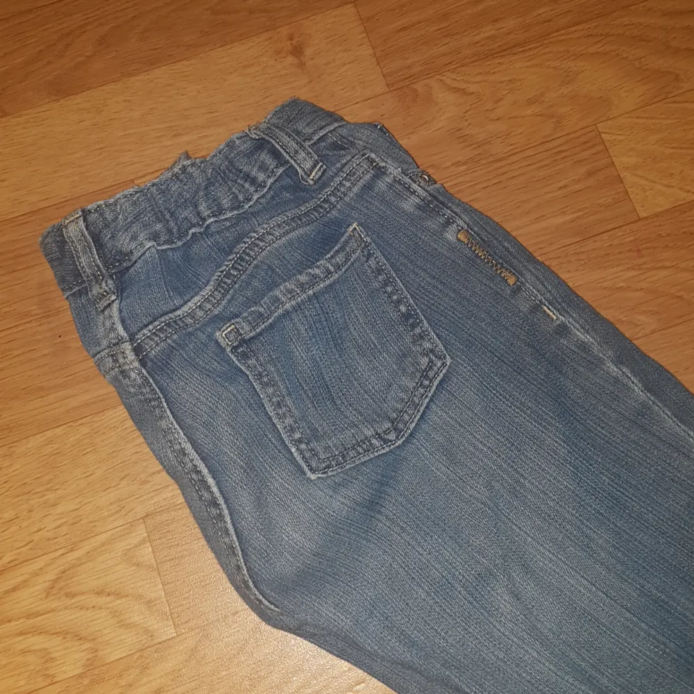 säljer dessa bootcut jeans för 130 kr och kan diskuterss om man frågar eller om det är bra förslag💖kan ävrn frakta! De är i superbra skixk och går på ngn som e 150 ungefär. Jeans & Byxor.