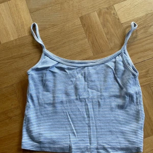 Linne från brandy melville - Så fint randigt linne från brandy Melville, knappt använt