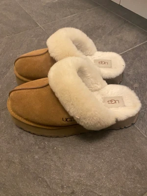Uggs tofflor  - Säljer dessa superfina tofflor. Använda men inga defekter. Kom med prisförslag