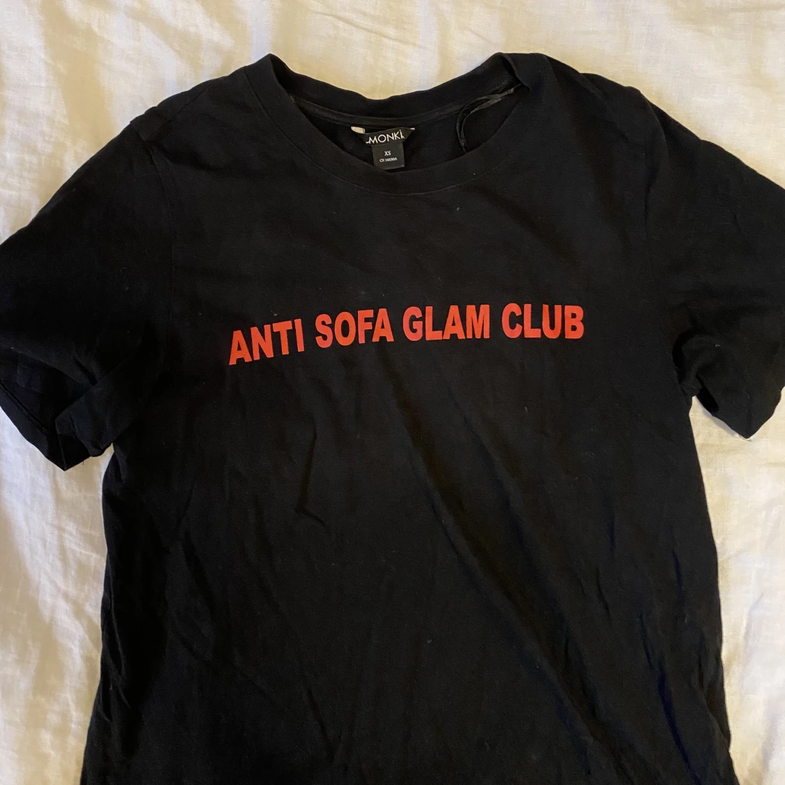 Svart tshirt med röd text - 91
