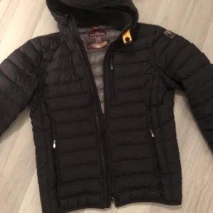 Parajumers jacka /pjs  - Fint skick stl y/m, köpt från kidsbrandstore för (3000kr) mitt pris 1000kr 