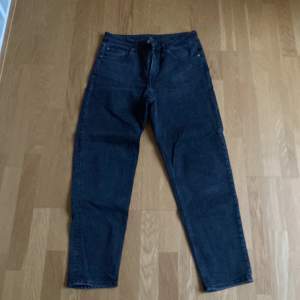 Här är ett par mörkgråa weekday jeans som är otroligt snygga, används en del men tyder inte på några synliga skado och säljs pga för liten storlek! Passformen är snygg (straight) Orginalpris: 600kr